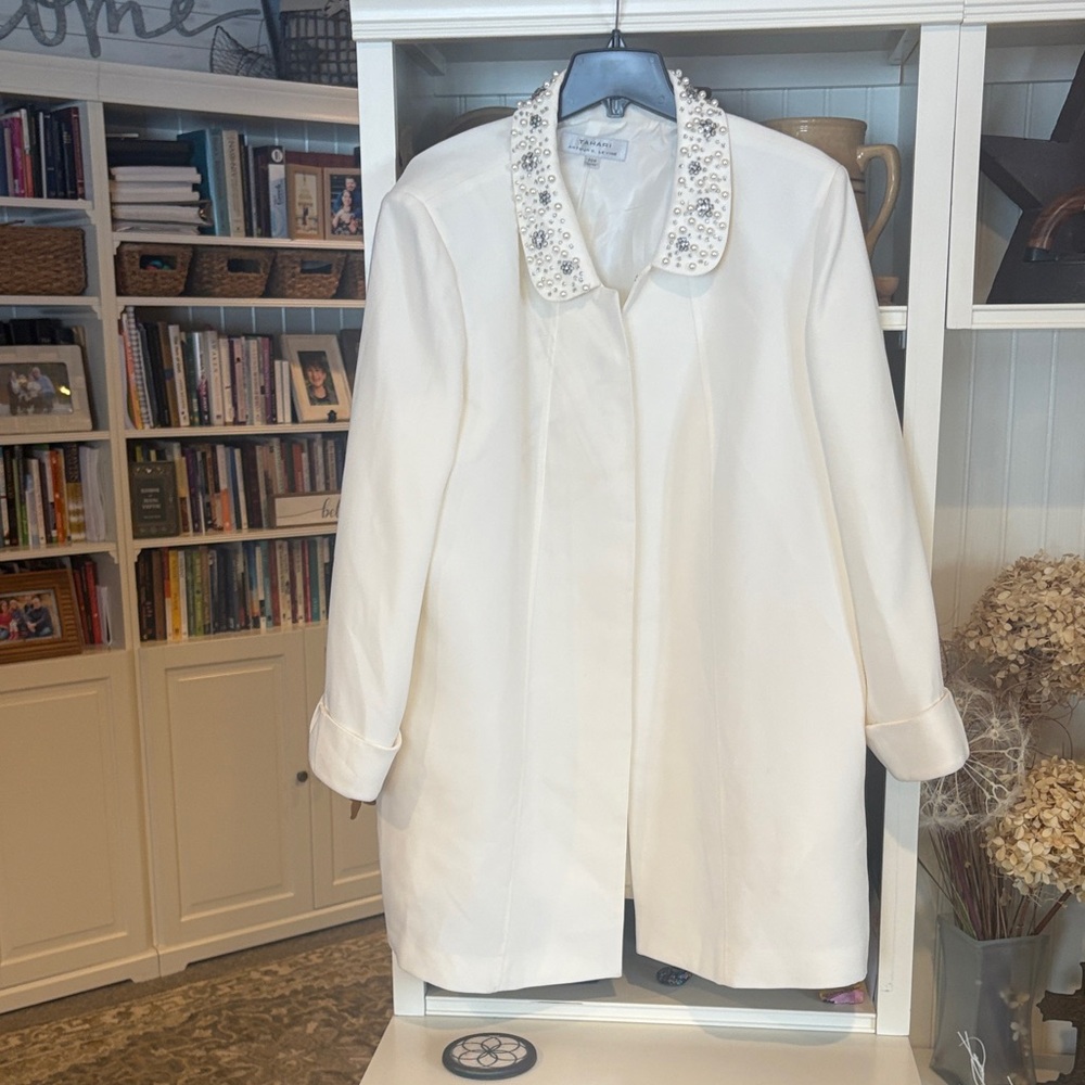 Tahari Ivory Blazer with Decorative Collar